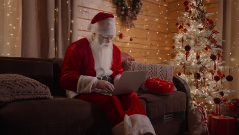 Zoom-Kamera-Der-Weihnachtsmann-Beantwortet-E-Mails,-Durchsucht-Die-Internetbank-Und-Arbeitet-An-Einem-Laptop